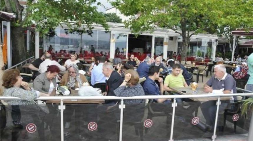 Sahil Şeridindeki Işletmelerde &Ccedil;ay Ve  Meşrubat Yasağı Vatandaşı Şaşırttı