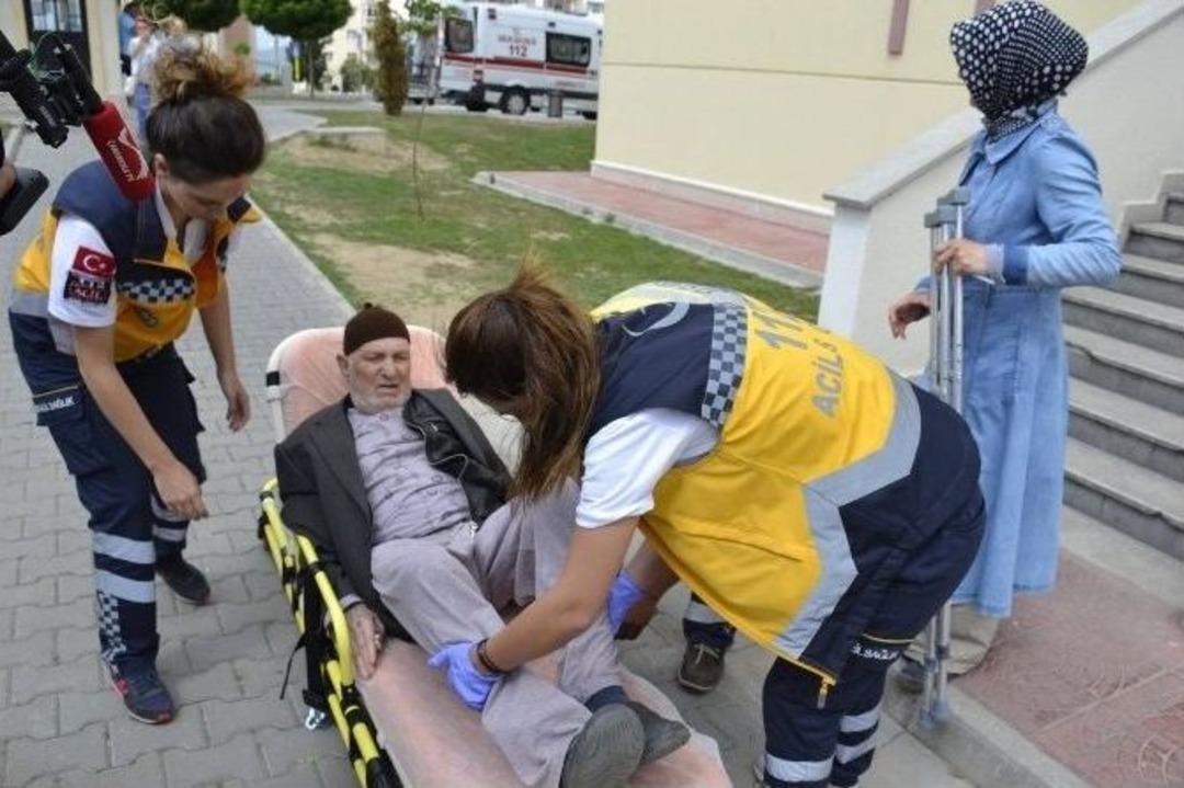 Yaşlı Adam Oy Kullanmaya Ambulansla G&ouml;t&uuml;r&uuml;ld&uuml;