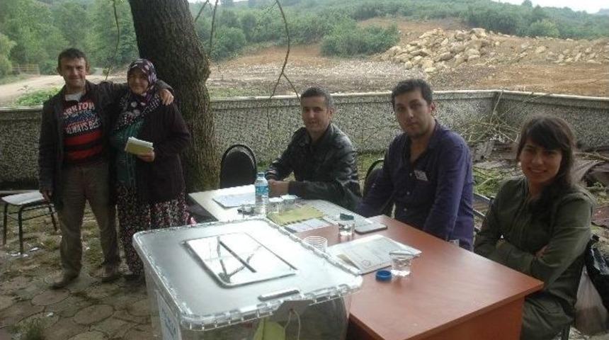 (&ouml;zel Haber) Terk Edilen K&ouml;yde Cami Avlusuna Sandık Kuruldu