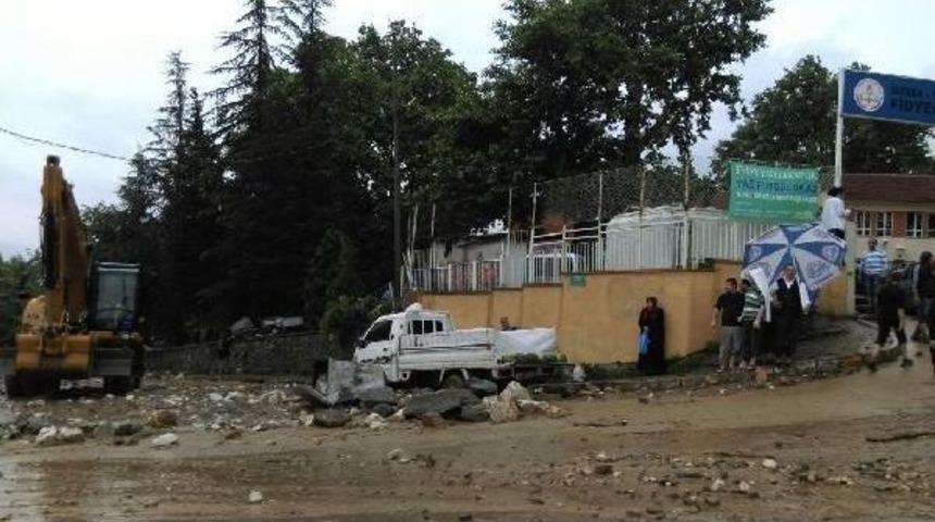 Bursa'da Sel Nedenile Okuldaki Se&ccedil;im G&ouml;revlileri Mahsur Kaldı