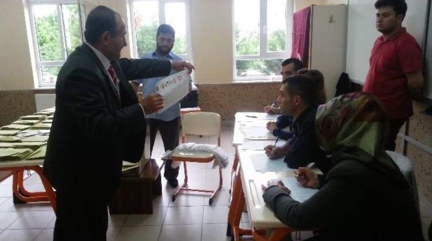 Başbakan Davutoğlu&rsquo;nun Oy Kullandığı Sandıkta Ak Parti Birinci