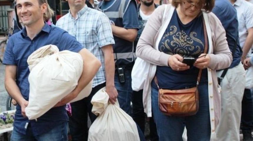 &Ccedil;anakkale&rsquo;de Ysk Sistemi Kilitlendi, Kapıda Kuyruklar Oluştu