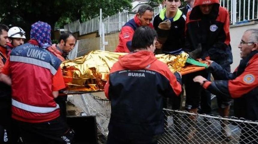 Bursa'da Sel Nedeniyle Okuldaki Se&ccedil;im G&ouml;revlileri Mahsur Kaldı (2)