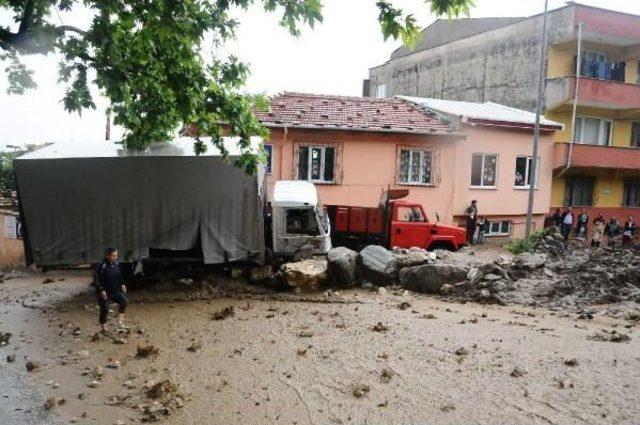 Bursa'da Sel Nedeniyle Okuldaki Seçim Görevlileri Mahsur Kaldı (2)