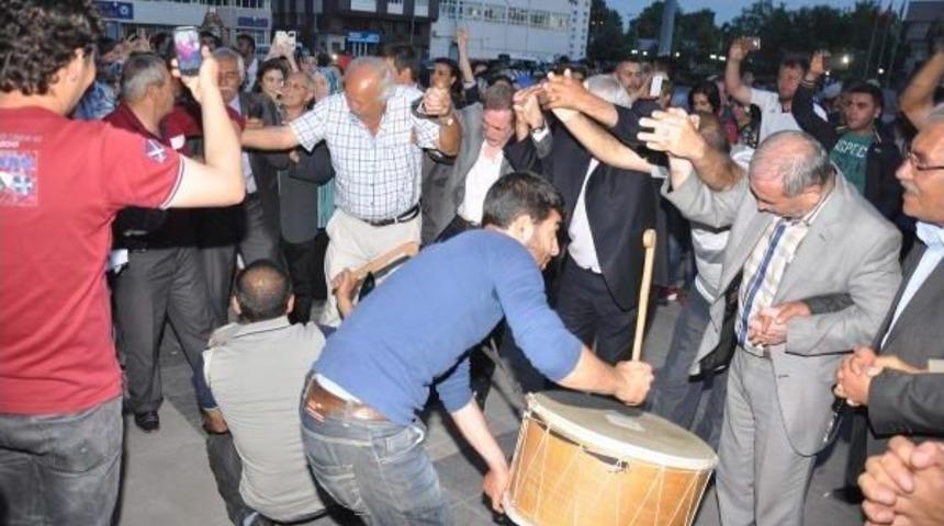 Kırıkkale'de Mhp'lilerden Davul-Zurnalı Kutlama