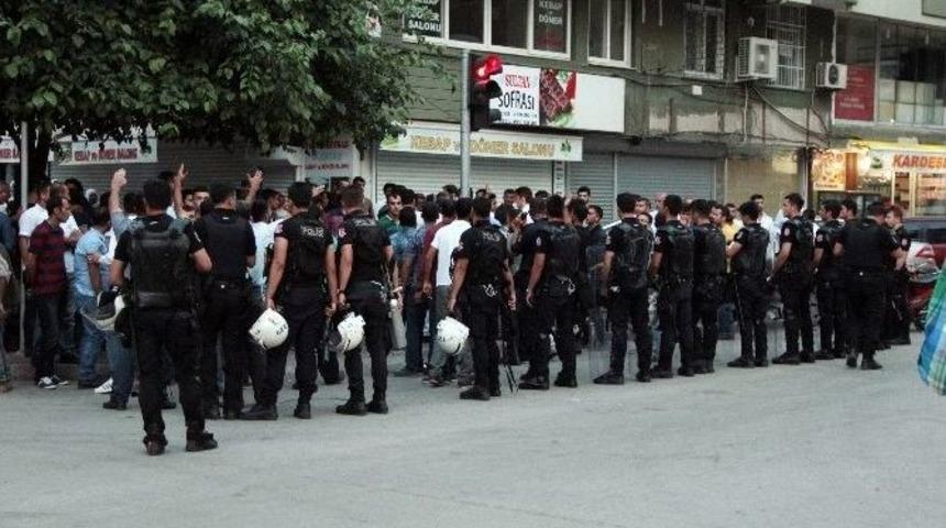 Adana&rsquo;da Oy Sayımlarının Yapıldığı İl&ccedil;e Se&ccedil;im Kurulu &Ouml;n&uuml;nde Mhp-bdp Gerilimi Yaşandı