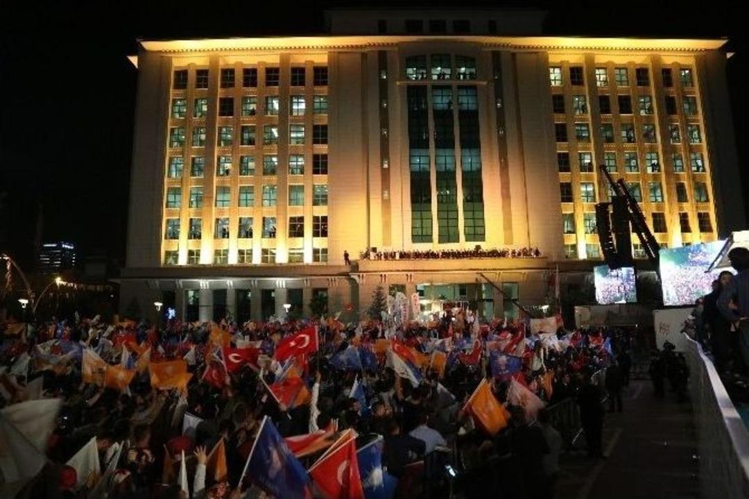 Başbakan Davutoğlu&rsquo;dan Balkon Konuşması