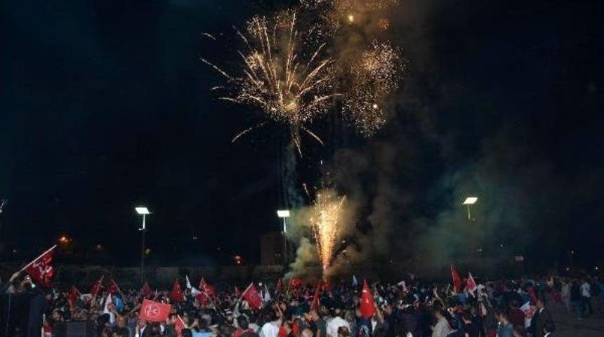 Karab&uuml;k'te Mhp Kutlaması