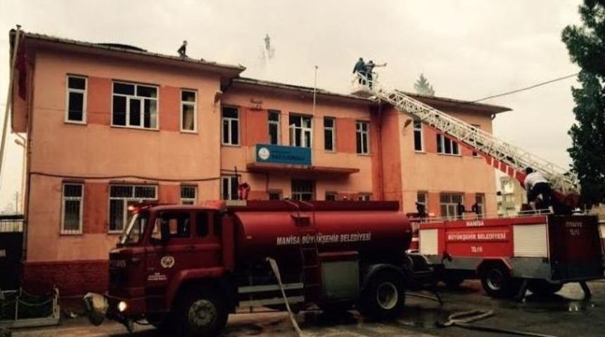 Yıldırım D&uuml;şen Okul &Ccedil;atısında Yangın &Ccedil;ıktı