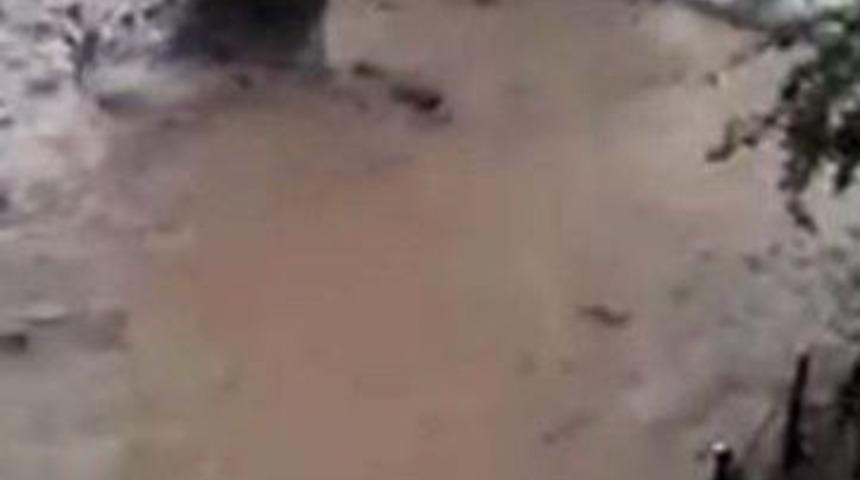 Bursa&rsquo;da Sel Duvarları Yıkıp Ara&ccedil;ları S&uuml;r&uuml;kledi