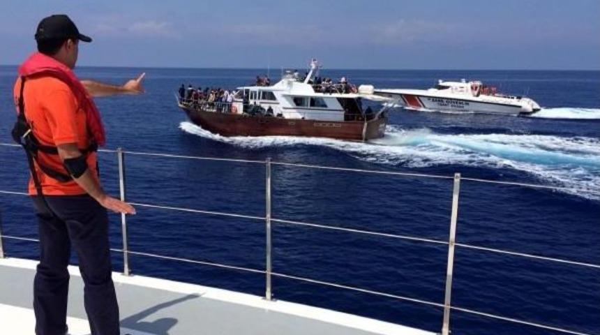 Finike'de Ka&ccedil;ak G&ouml;&ccedil;men Operasyonu