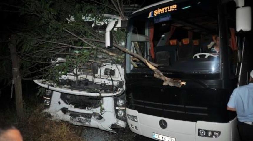 Kontrolden &Ccedil;ıkan Tır Terminale Daldı