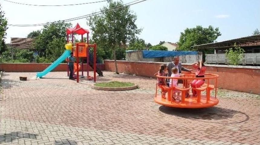 Akyazı Merkez Yeni Camii’de Çocuk Oyun Parkı Tamamlanıyor