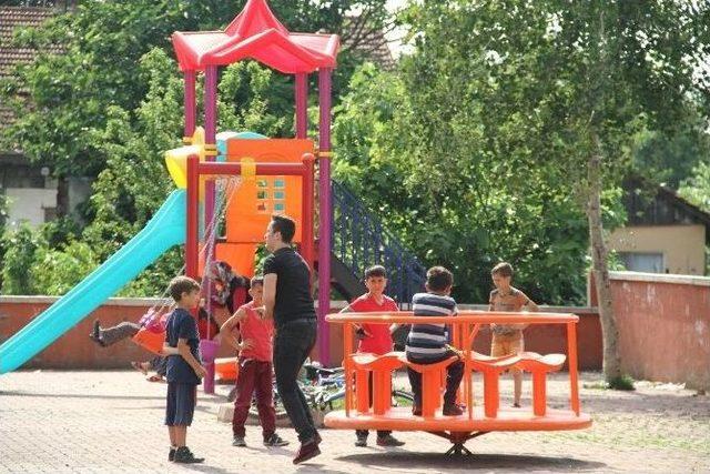 Akyazı Merkez Yeni Camii’de Çocuk Oyun Parkı Tamamlanıyor