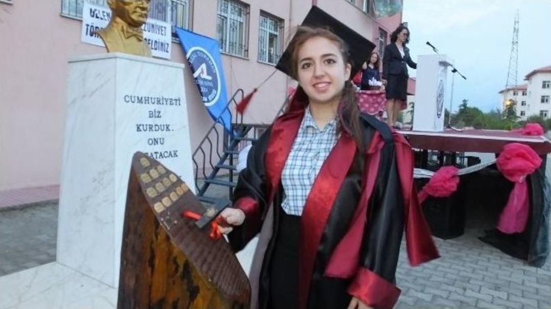 Burhaniye Calal Toraman&rsquo;da Mezuniyet G&uuml;n&uuml;