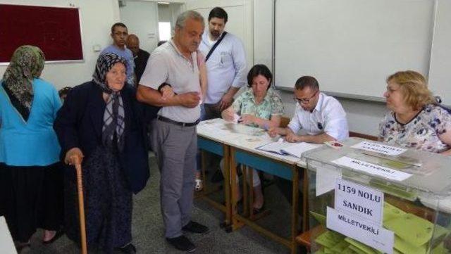 İzmir'de Seçim Kanununa Uymayan 44 Kişi Hakkında Işlem Yapıldı