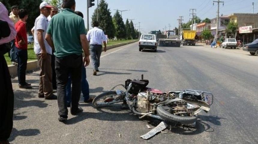 Motosiklet İle Otomobil &Ccedil;arpıştı: 3 Yaralı