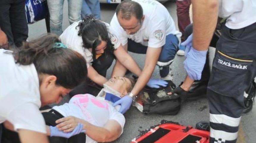 Otomobil &Ccedil;arpan Anneanne Ile Torunu Yaralandı