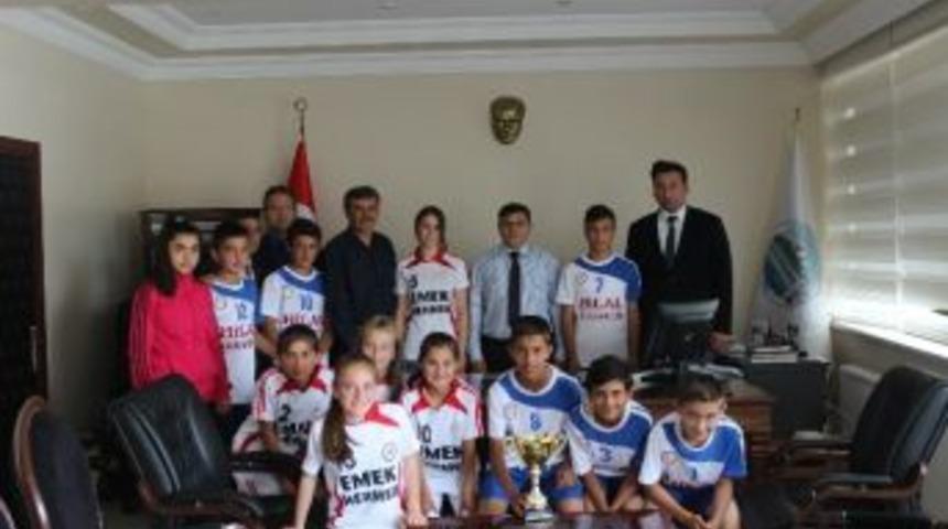 Kaymakam Başıb&uuml;y&uuml;k, Şampiyon &Ouml;ğrencileri &Ouml;d&uuml;llendidi