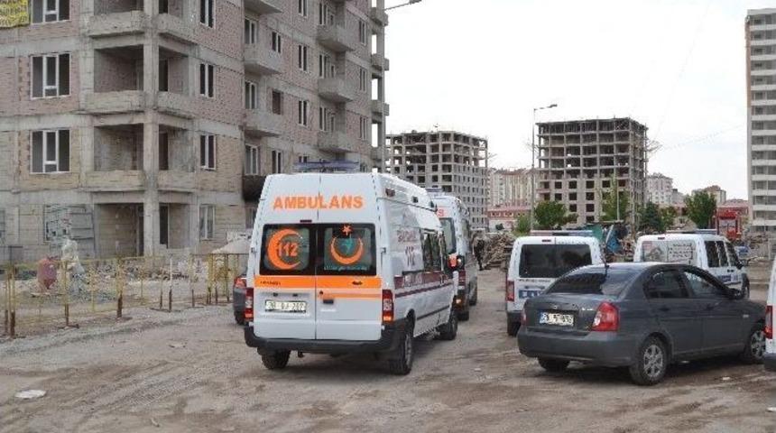 Tiş&ouml;rt&uuml; İle Kendisini Asarak İntihar Etti