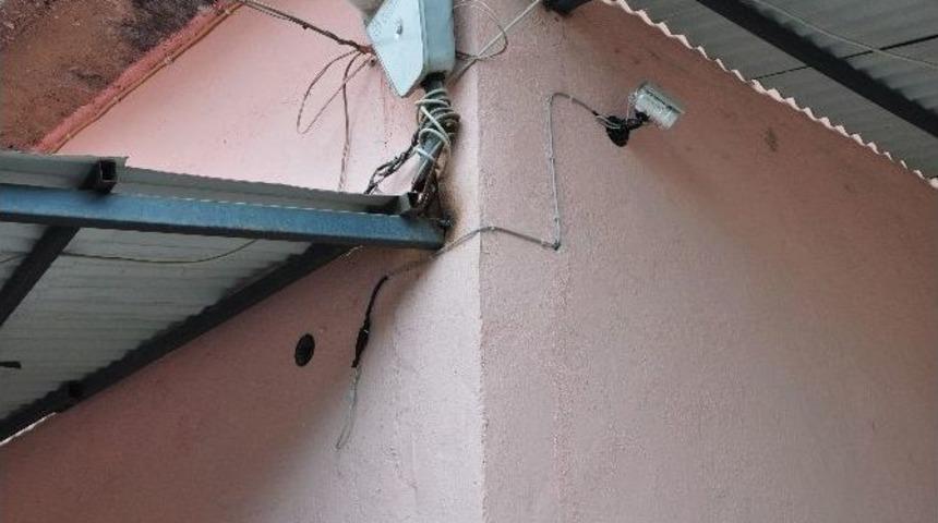 Caminin Güvenlik Kamerasını Çaldılar