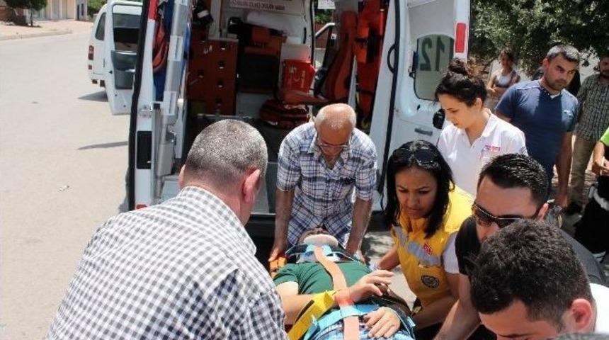 Kumluca&rsquo;da İki Kazada &Uuml;&ccedil; Kişi Yaralandı
