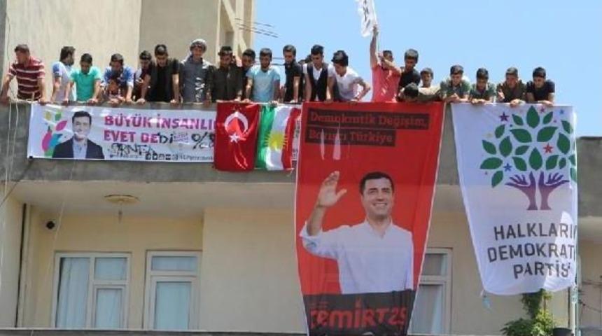 Şırnak'ta Hdp'liler Se&ccedil;im Kutlamasında T&uuml;rk Bayrağı Astı