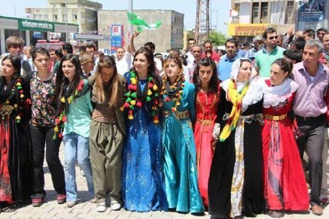 Şırnak'ta Hdp'liler Seçim Kutlamasında Türk Bayrağı Astı