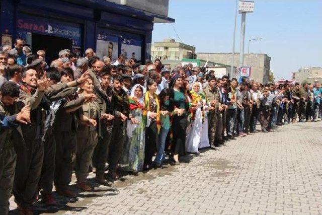 Şırnak'ta Hdp'liler Seçim Kutlamasında Türk Bayrağı Astı