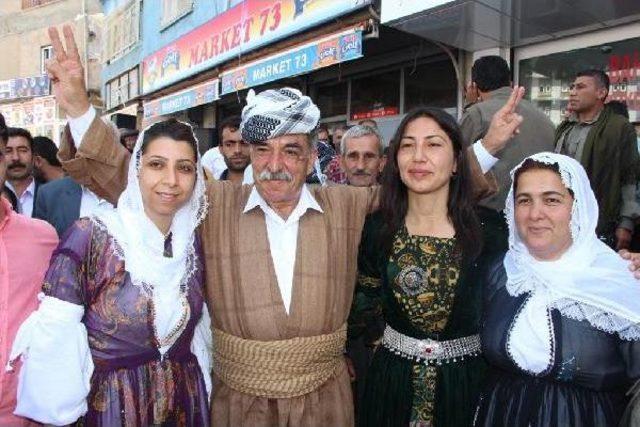 Şırnak'ta Hdp'liler Seçim Kutlamasında Türk Bayrağı Astı