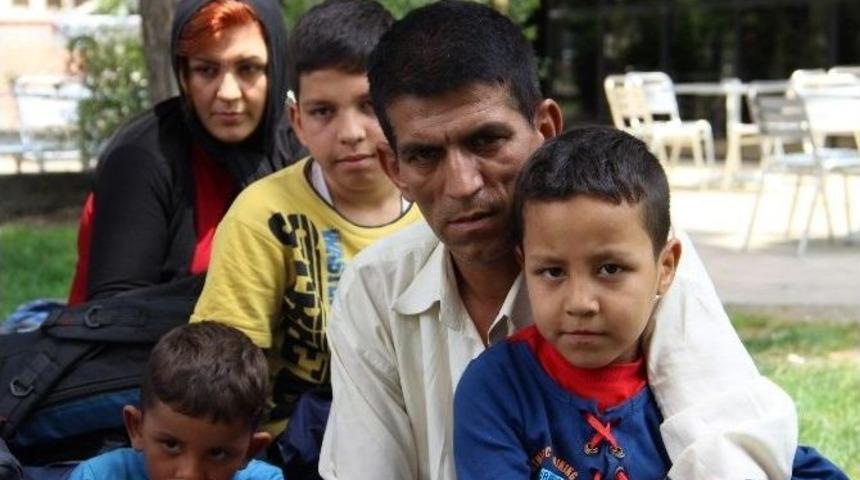 &Ccedil;ocuklarıyla Parkta Kaldılar