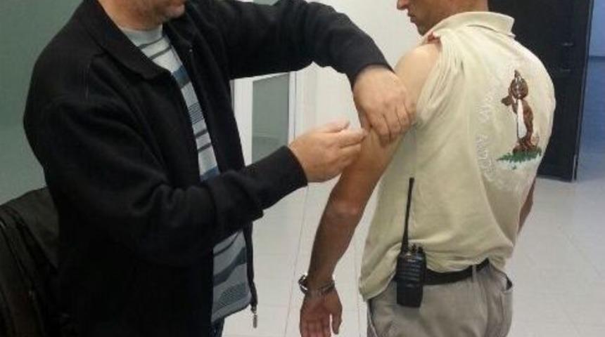 Hayvanat Bah&ccedil;esi Personelinin Aşıları Devam Ediyor