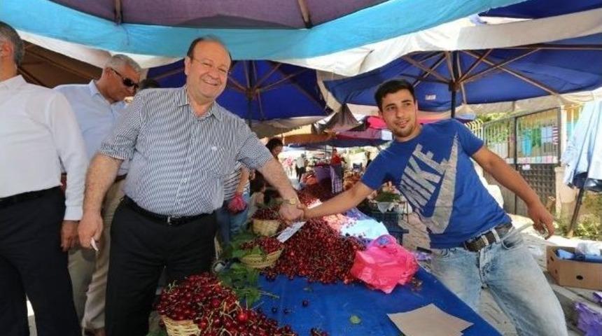 Başkan &Ouml;zakcan Cuma Pazarı&rsquo;ndan Alışveriş Yaptı