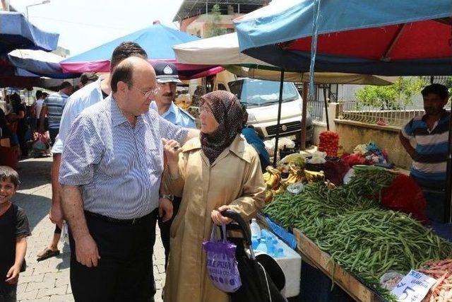 Başkan &Ouml;zakcan Cuma Pazarı&rsquo;ndan Alışveriş Yaptı 1