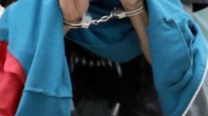 Uyuşturucu Ş&uuml;phelisi, Kelep&ccedil;eli Elleriyle Bozkurt Işareti Yaptı