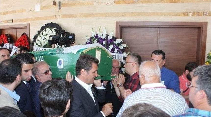 &Uuml;nal Aysal&rsquo;ın Annesi Toprağa Verildi