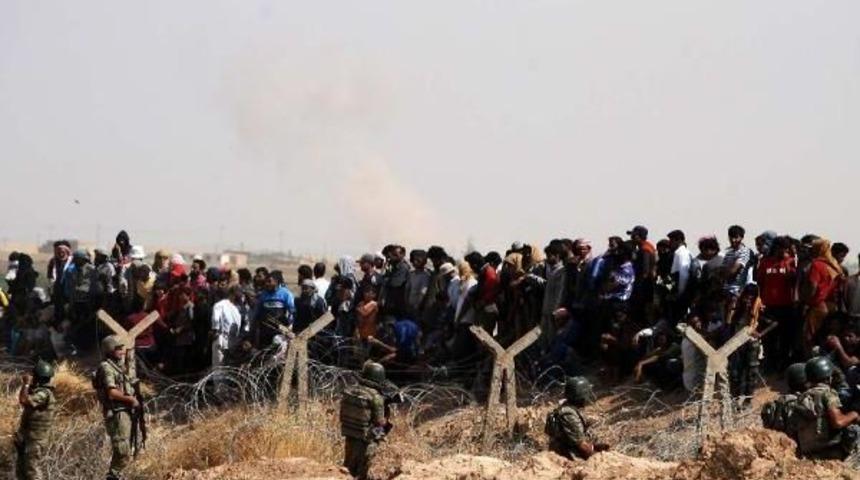 Ak&ccedil;akale'de 2 Bin 500 Suriyeli Sınırda Bekliyor (2)