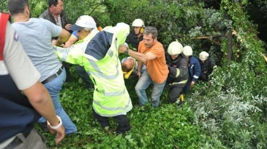Şarampole Yuvarlanan Kamyonun S&uuml;r&uuml;c&uuml;s&uuml; Sedyede Halatla &Ccedil;ıkarıldı