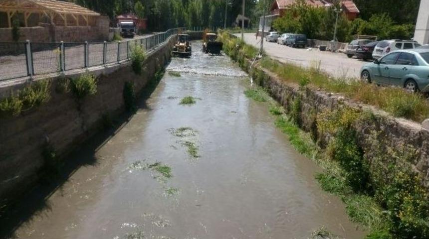 B&uuml;nyan Belediyesi Kazırmağı Yatağını Temziledi
