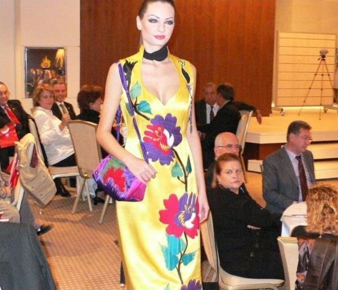 &Uuml;nl&uuml; Modacı &Ouml;zceyhan&rsquo;dan &ldquo;&ccedil;ağdaş Yorumlarla Anadolu&rdquo; Defilesi