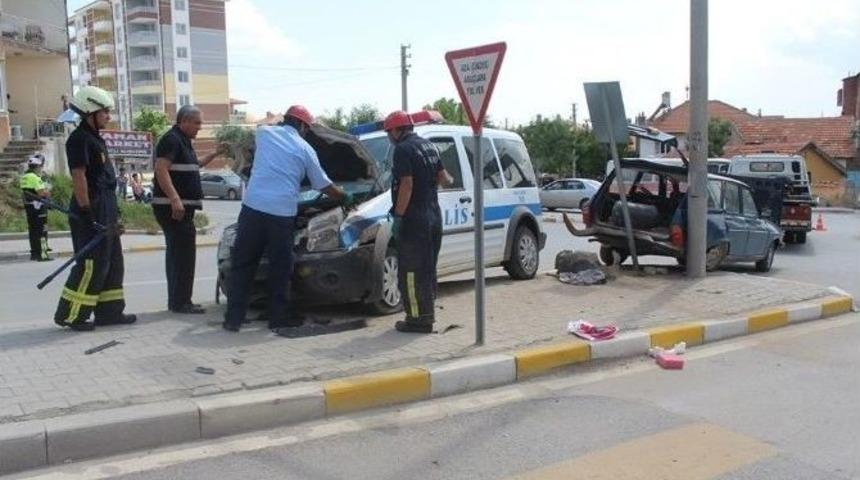 Polis Aracıyla Otomobil &Ccedil;arpıştı: İki Yaralı