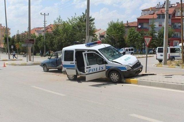 Polis Aracıyla Otomobil Çarpıştı: İki Yaralı