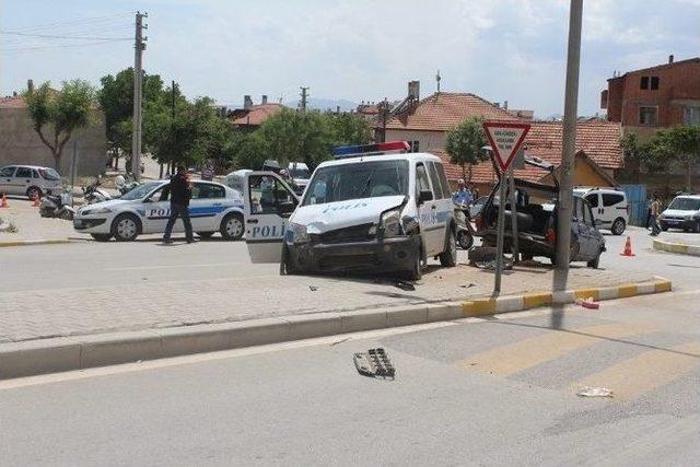 Polis Aracıyla Otomobil Çarpıştı: İki Yaralı