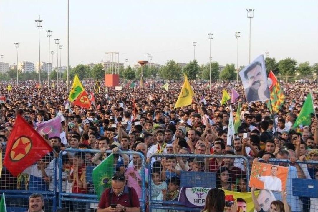 Diyarbakır&rsquo;da Hdp&rsquo;den Kutlama