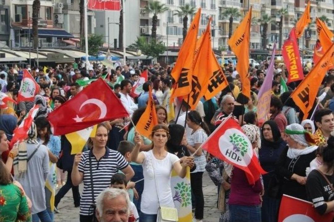 İzmir&rsquo;de Hdp&rsquo;nin &rsquo;baraj&rsquo; Kutlaması