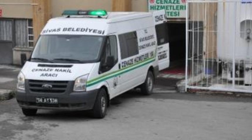 &Ccedil;atıdan D&uuml;şen İş&ccedil;i Hayatını Kaybetti