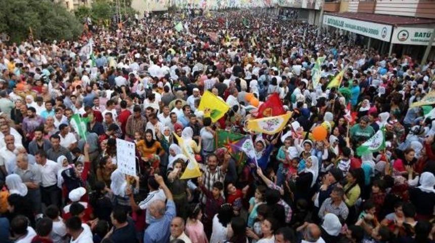 Mersin'de T&uuml;rk Bayraklı Hdp Kutlaması