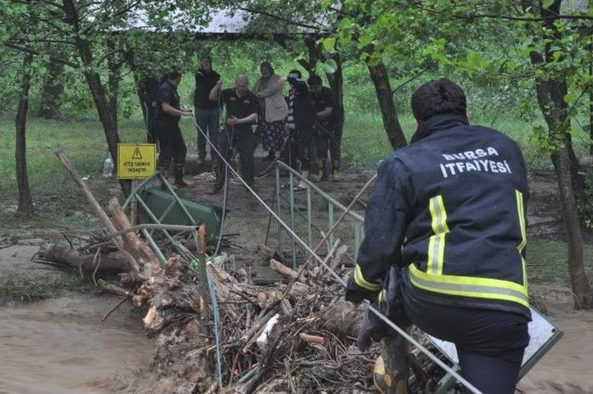 Selde Mahsur Kalan Piknik&ccedil;ileri İtfaiye Kurtardı