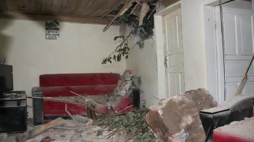Amasya&rsquo;Da Iki Eve Kaya Par&ccedil;aları D&uuml;şt&uuml;: 1 Kişi Ağır Yaralandı