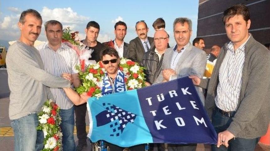 Avrupa Şampiyonu &Ccedil;i&ccedil;eklerle Karşılandı